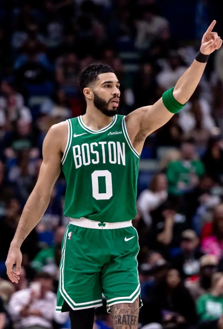 鹈鹕横扫雄鹿，塔图姆刷新纪录